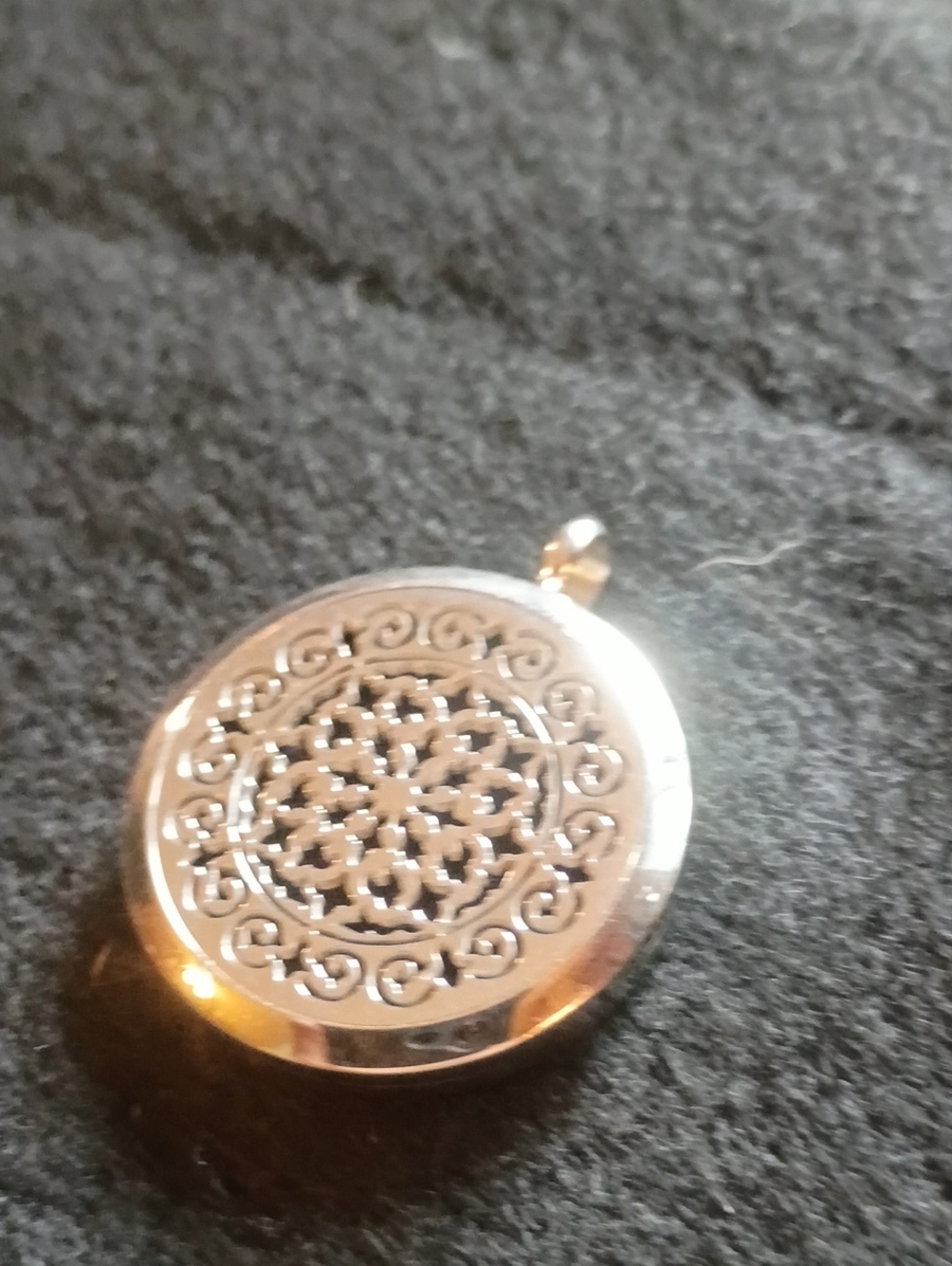 Stainless Steel 8 Petal Flower Aromatherapy Oil Locket Pendant
